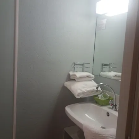 Le Centre Hotel 2*